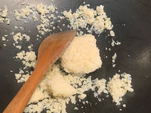 先乾炒花椰菜米，炒散後撈起備用