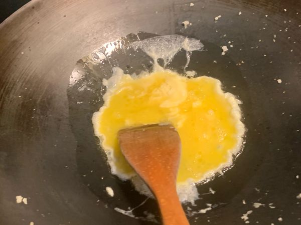 下油炒蛋撈起備用
