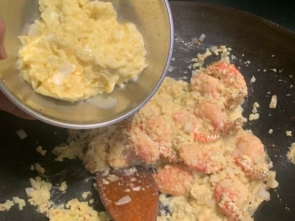 放入加了蛋黃的花椰菜米和蛋調味即可上桌
（個人覺得加點蔥更漂亮，我家只有香菜，加減嘍～）