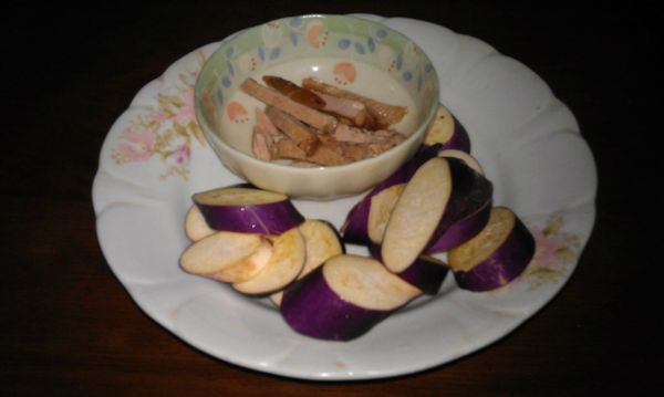 茄子洗淨切片, 水煮豬肉切絲