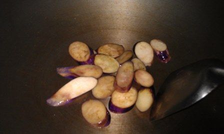 由於茄子很會吸油, 記得下手不要太輕, 比平常炒菜多一點, 才不會乾鍋. 油鍋熱了之後, 放入茄子拌炒.