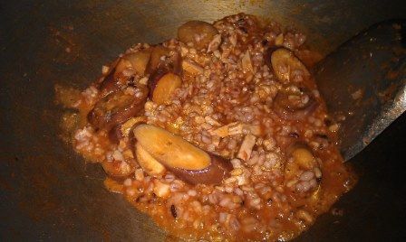 茄子炒軟後, 倒入Classico®蘑菇橄欖口味義大利麵醬翻炒一會兒, 淋上1碗水.  再加入豬肉絲和五穀飯炒至入味, 水份收乾,