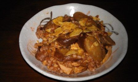 起鍋後, 撒上壓碎的洋芋片, 增加酥脆的口感. 
美味紫茄紅醬燉飯就完成囉.