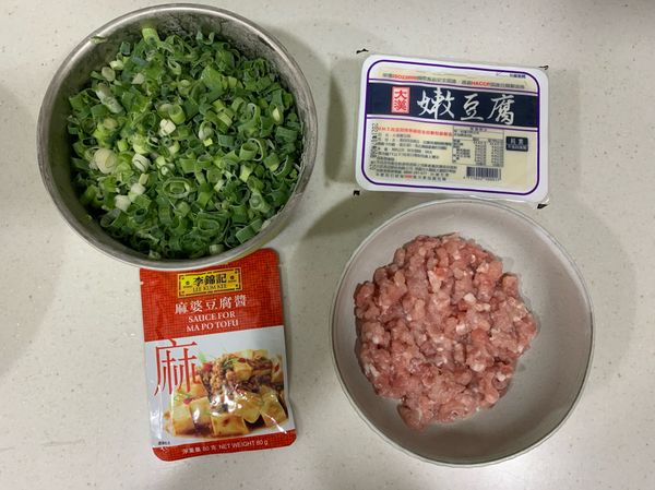 準備好食材們，豬絞肉需先提前用米酒、胡椒粉醃製一下。
（平常若青蔥買太多，可以洗一洗，切好，再放置冷凍櫃保存。）