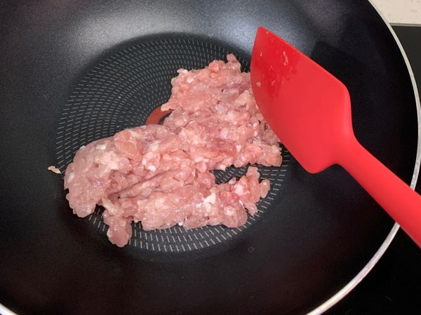 不用放油，直接下豬絞肉，炒到變白、出水。