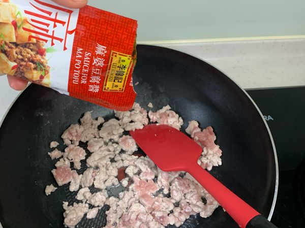 下麻婆豆腐醬包，拌炒。