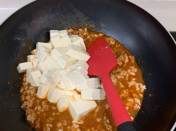 下豆腐，輕輕拌炒。