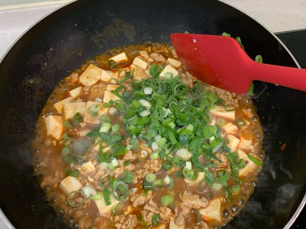 下青蔥，開大火收汁拌炒後，即可上桌啦～
