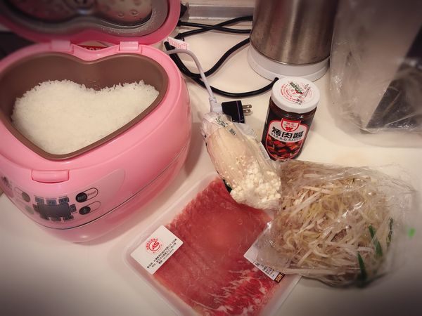 食材準備好
豆芽菜洗乾淨
金針菇去尾巴洗乾淨
肉沖水