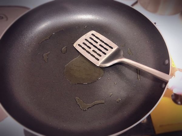 熱鍋後
奶油條抹上去
或是適量沙拉油