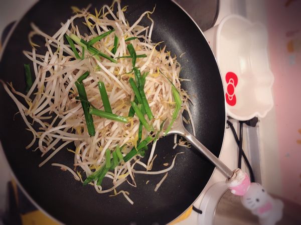 配菜也直接灑上去
然後炒一炒