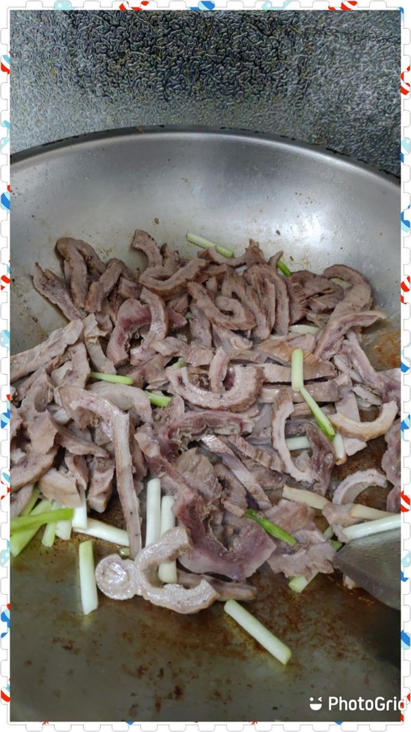 熱油爆炒蒜頭薑絲
再下切小片的魚肚微乾時
再放蔥白（可有可無）