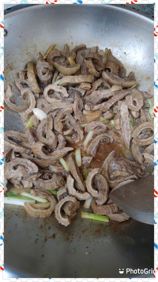 再下準備好的醬汁
中火稍微拌炒收點汁
別收太乾