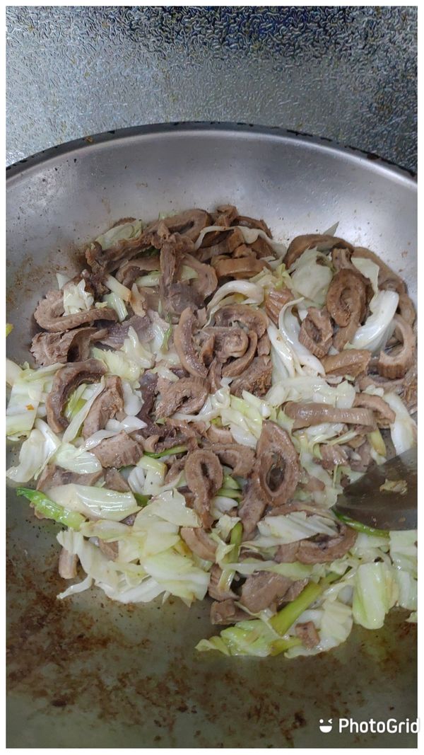 再丟高麗菜絲
撒點胡椒鹽（可撒可不撒）
高麗菜熟透後
醋倒鍋鏟裏方便嗆鍋邊再稍微拌均勻關火
我還會再炒拌均勻一下試味道
醋與胡椒的多寡也是看個人口味調整