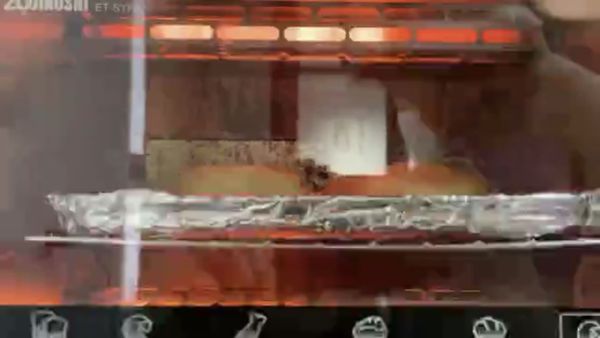 包入玫瑰花餡，揉成球狀，再弄成餅狀，表面戳4～5個洞，放入烤箱