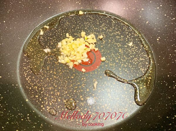 下油鍋爆香蒜頭