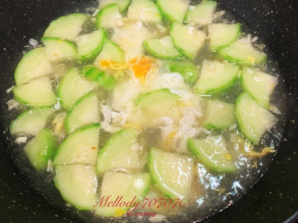 煮滾後放入蛋花、鹽、胡椒粉