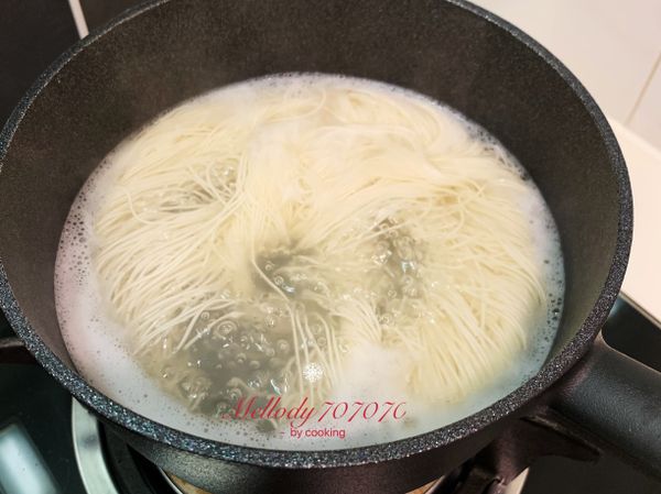 起一鍋水煮麵線