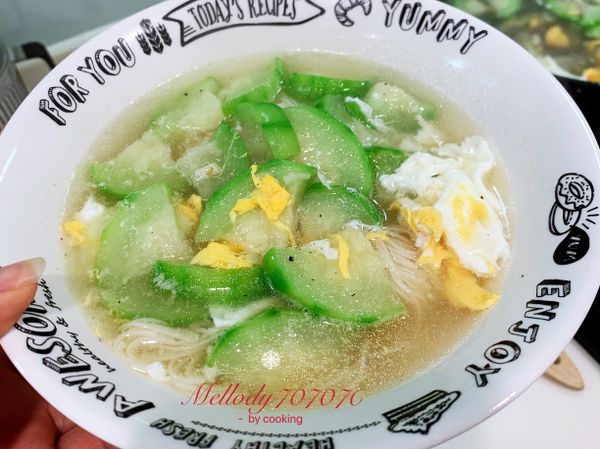 將煮好的麵撈起放入碗中淋上絲瓜湯