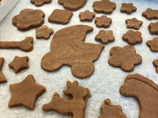 全部材料充分拌勻後用桿麵棍桿平後
放置冰箱冷藏15分鐘後取出，快速壓模即可送入烤箱囉！
（如果想吃巧克力口味可以放1～2匙巧克力粉）