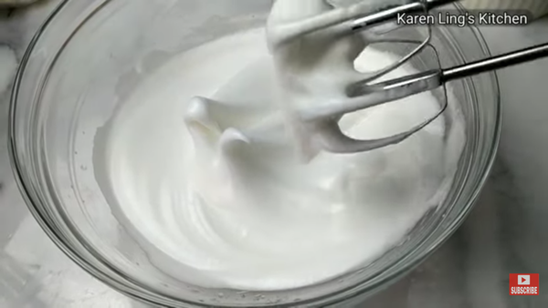 蛋白加入檸檬汁打發至大氣泡後分3次加入糖打發至濕性發泡。