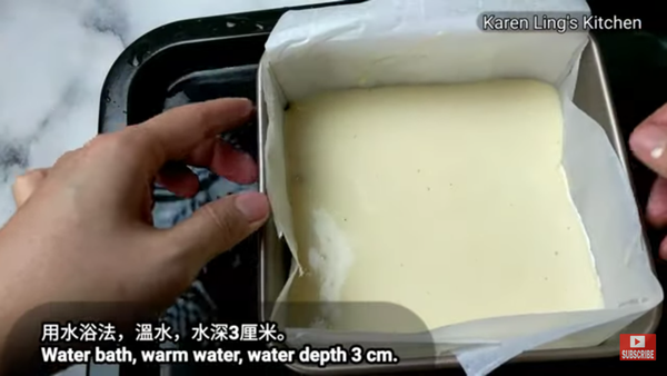 水浴法150℃烤50－60分鐘。烤好震震散熱氣，脫模，撕掉旁邊的烘焙紙待涼。有什麼不明白可以參考視頻食譜。