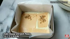 蛋白分3次加入麵糊翻拌均勻。6寸模具，墊上烘焙紙，倒入一半的麵糊，放芝士片後再放上適量肉鬆。再倒入其餘的麵糊。