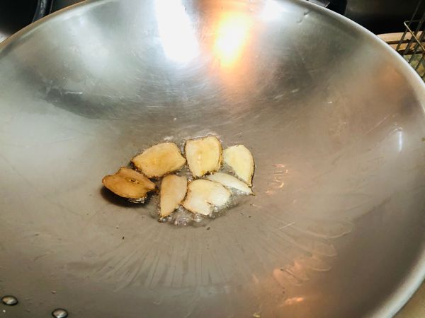 油少許，爆薑片至薑的味道出來