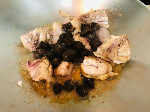 加入脆瓜/醬油/冰糖/水
大火炒3分鐘