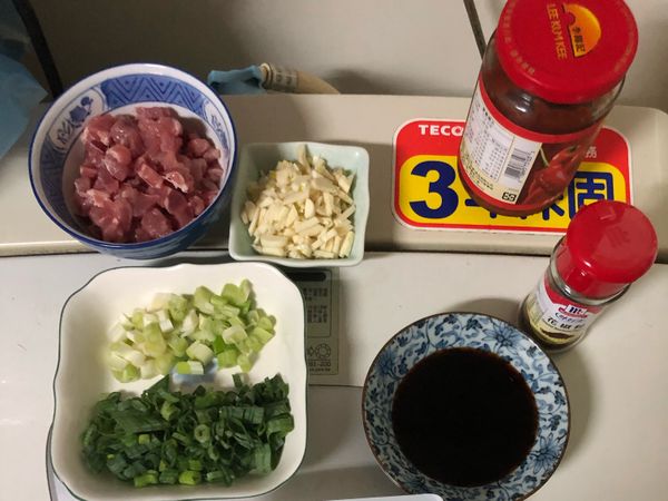 1.）蒜頭切末
2.）青蔥切成蔥白和蔥花分開
3.）後腿肉絞肉狀（如原本就用絞肉可忽略此步驟）