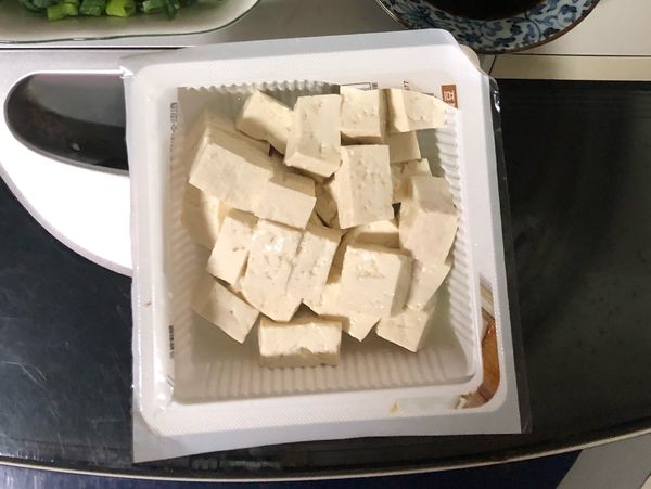 板豆腐透過電鍋煮熟（可加適量鹽巴調味）