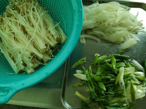 金針菇切掉蒂頭剝散，洋蔥和蔥切絲