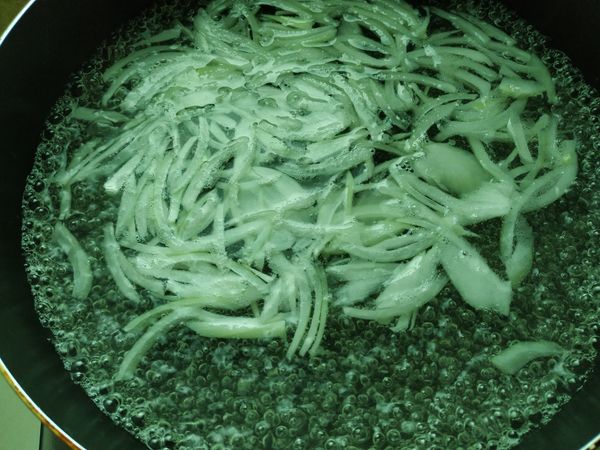 煮一鍋水，水滾後放入洋蔥絲