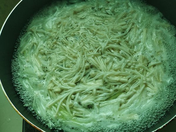 煮一分鐘後加入金針菇