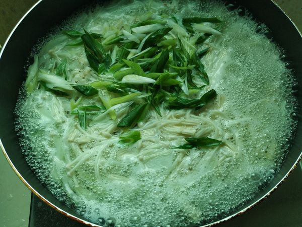 再煮一分鐘後，加入蔥絲，拌一下即可熄火