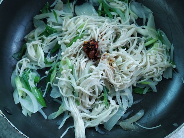 撈起瀝乾後，加入柴魚粉胡椒鹽和辣椒醬，全部拌勻