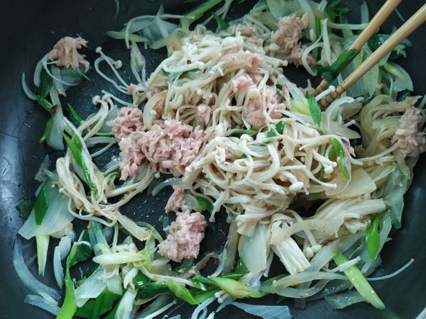 接著再加入罐頭鮪魚，再全部拌勻即可