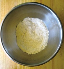 將麵粉，帕馬森乳酪，鹽與黑胡椒在碗中混合均勻，
在這期間要先將奶油拿出來放在室溫中軟化喔!