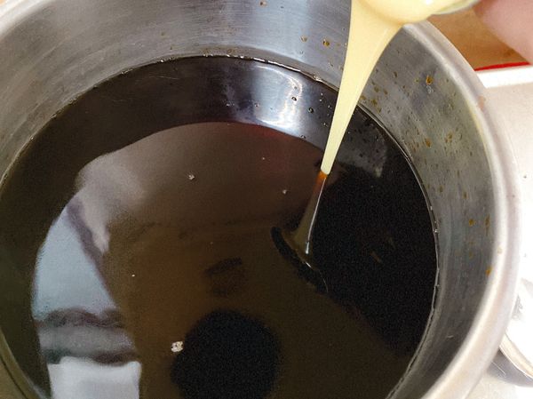 趁熱加入煉乳！
我只加了半杯，因為家人不愛甜
螞蟻們～正常可以整罐梭哈😆
我個人會覺得更香