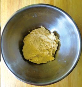 並和乾粉材料拌成團。