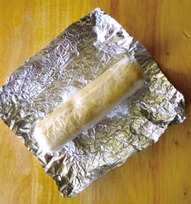 將麵糰速成直徑4cm的圓柱，先用保鮮膜包起，再用鋁箔紙包於外層定型，放進冰箱冷藏。