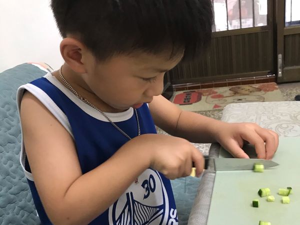 地瓜由媽媽來切小塊，小黃瓜、胡蘿蔔都切長條，在交由某屁切成小塊

（請注意安全）

地瓜、胡蘿蔔一起蒸，過半時間在將雞蛋放入，分開也可以（我比較懶🤣）