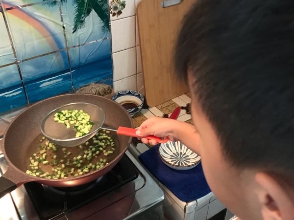 小黃瓜稍微汆湯一下，考慮是小朋友要吃的，我還是會過水煮

（請注意安全）