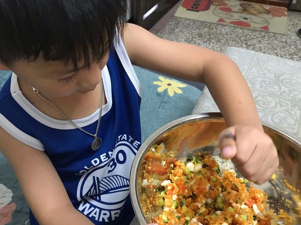 地瓜一樣用叉子壓成泥，加入胡蘿蔔、小黃瓜、水煮蛋攪拌均勻，覺得太乾可以加點牛奶，小朋友敢吃胡椒就可以加胡椒鹽，我家只加了鹽巴