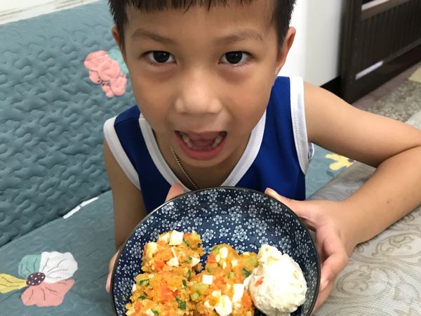 然後就可以開吃了，有吐司也可以當餡料夾著吃，隔天的早餐就是這個吐司夾地瓜泥