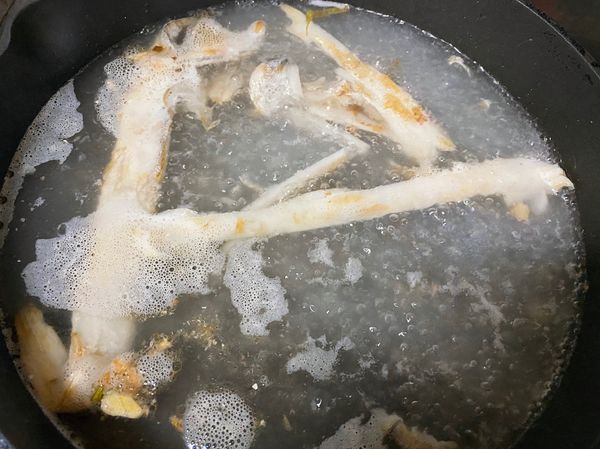 白帶魚撒點鹽
等到稍微出水再拿餐巾紙擦乾
熱鍋下油把兩面煎的焦香酥脆後
再放薑跟蒜苗爆香
加入白開水（或高湯）