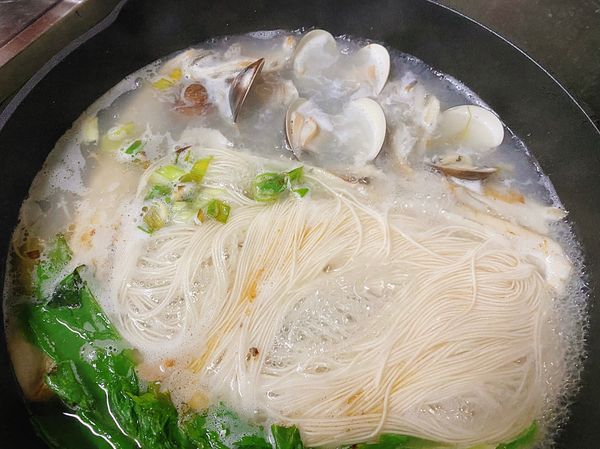 放下蛤蠣跟沖過水的麵線
等蛤蠣開加點米酒放入青菜就可起鍋
再視口味調整鹹淡
加點鹽巴或白胡椒