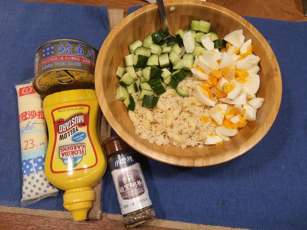 前置作業
1）通心粉按照包裝烹煮說明先煮熟，沖冷水瀝乾後倒入少許油拌勻冷藏備用。

2）水煮蛋先煮好沖涼備用。
糖心蛋煮法：水滾放雞蛋後，煮7分鐘，關火蓋鍋蓋悶一分鐘，沖涼即可。

3）小黃瓜洗淨切丁