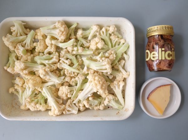 備料：將花椰菜去菁，留下花椰菜的頭，記得洗乾淨並挑掉菜蟲