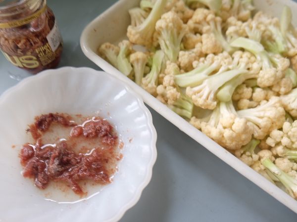 備料：取出鯷魚ㄧ尾並把魚肉用散，倒出油、魚肉與鹽巴，均勻的攪拌在花椰菜。

烤箱預熱，設定180度烤15分鐘